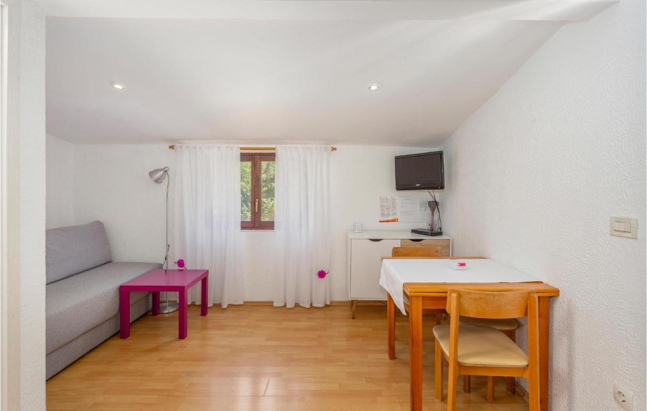 Beautiful Apartment In Omisalj With Kitchen Eksteriør billede